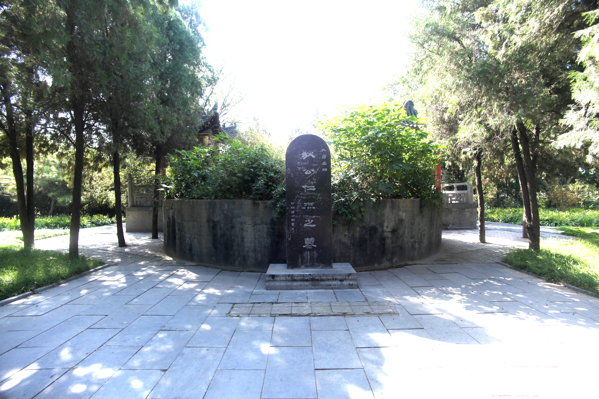 洛阳白马寺东侧常称狄仁杰墓的墓地实景