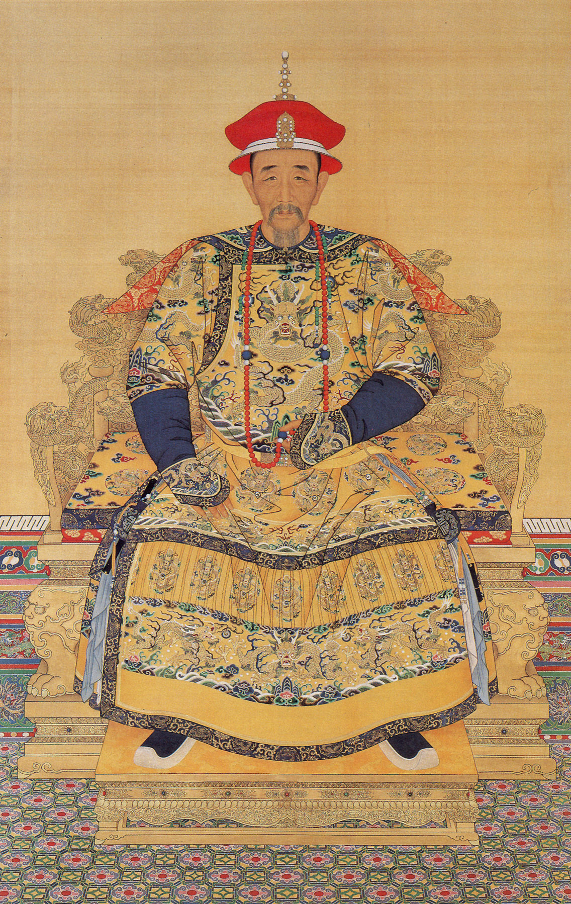 清宫廷画师所绘《清圣祖康熙皇帝朝服像》,康熙晚年着朝服的全身像
